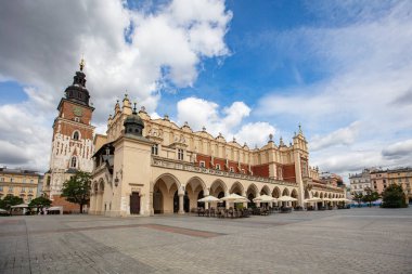 Krakow, Polonya - 19 Ağustos 2025: Sukiennice ile Krakow Ana Pazar Meydanı