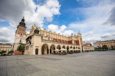 Krakow, Polonya - 19 Ağustos 2025: Sukiennice ile Krakow Ana Pazar Meydanı