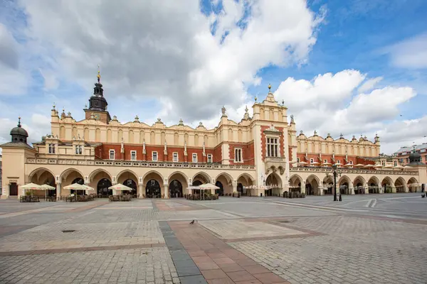 Krakow, Polonya - 19 Ağustos 2025: Sukiennice ile Krakow Ana Pazar Meydanı
