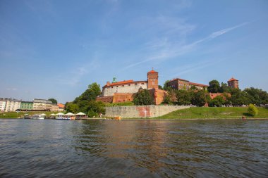 Krakow, Polonya - 19 Ağustos 2025 Krakow 'daki Vistula Nehri' nden Wawel Kalesi