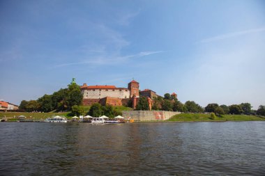 Krakow, Polonya - 19 Ağustos 2025 Krakow 'daki Vistula Nehri' nden Wawel Kalesi