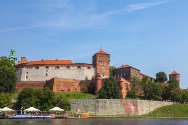 Krakow, Polonya - 19 Ağustos 2025 Krakow 'daki Vistula Nehri' nden Wawel Kalesi