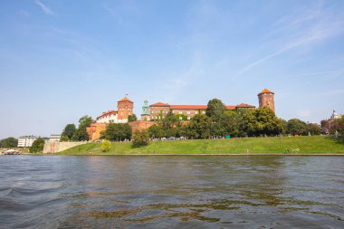 Krakow, Polonya - 19 Ağustos 2025 Krakow 'daki Vistula Nehri' nden Wawel Kalesi