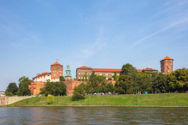 Krakow, Polonya - 19 Ağustos 2025 Krakow 'daki Vistula Nehri' nden Wawel Kalesi