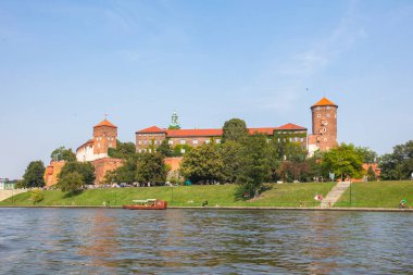 Krakow, Polonya - 19 Ağustos 2025 Krakow 'daki Vistula Nehri' nden Wawel Kalesi