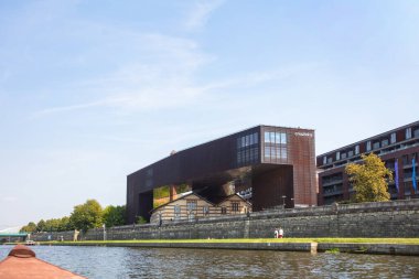 Krakow, Polonya - 19 Ağustos 2025: Vistula Nehri üzerindeki Cricoteka Müzesi, Krakow