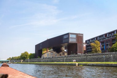 Krakow, Polonya - 19 Ağustos 2025: Vistula Nehri üzerindeki Cricoteka Müzesi, Krakow