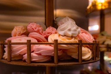 Tatlı standında renkli kurabiyeler..