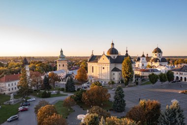 Zhovkva, Ukrayna - 26 Eylül. 2025: Zhovkva Şehir Merkezi ve St. Lawrence Kilisesi Altın Saat