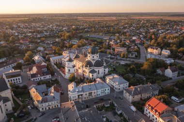 Zhovkva, Ukrayna - 26 Eylül. 2025: Zhovkva Şehir Merkezi Altın Gün Batımında Panoramik Görünüm