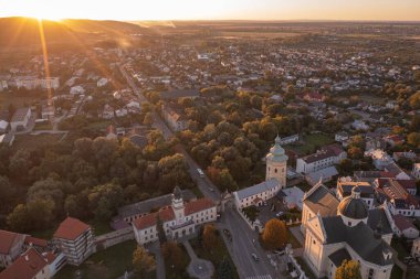 Zhovkva, Ukrayna - 26 Eylül. 2025: Zhovkva Şehir Merkezi Altın Gün Batımında Panoramik Görünüm