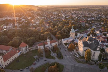 Zhovkva, Ukrayna - 26 Eylül. 2025: Zhovkva Şehir Merkezi Altın Gün Batımında Panoramik Görünüm
