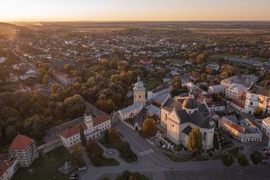 Zhovkva, Ukrayna - 26 Eylül. 2025: Zhovkva Şehir Merkezi Altın Gün Batımında Panoramik Görünüm
