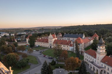 Zhovkva, Ukrayna - 26 Eylül. 2025: Zhovkva Kalesi Golden Hour Sunset Aerial 'da