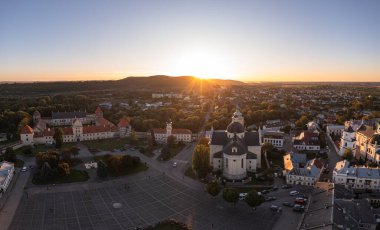 Zhovkva, Ukrayna - 26 Eylül. 2025: Zhovkva Şehir Merkezi Altın Gün Batımında Panoramik Görünüm