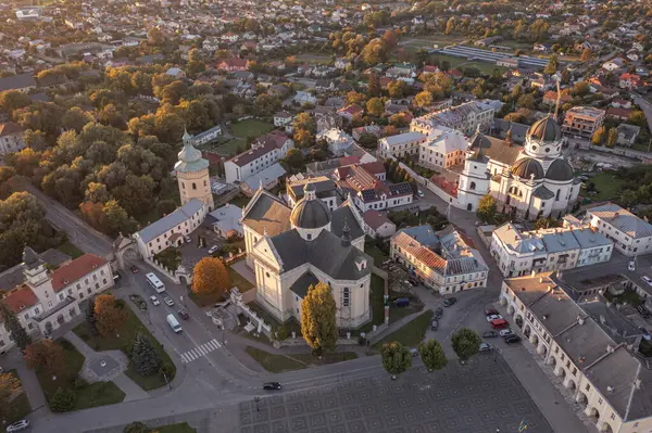 Zhovkva, Ukrayna - 26 Eylül. 2025: Zhovkva Şehir Merkezi Altın Gün Batımında Panoramik Görünüm