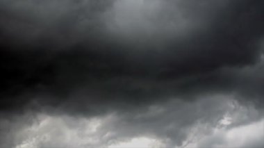 Zaman kayıp bulutlar, karanlık gökyüzü