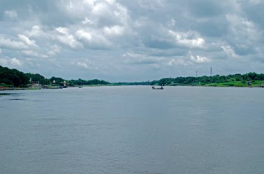 Riga, Letonya 'da Tuna Nehri üzerindeki bulutlar.