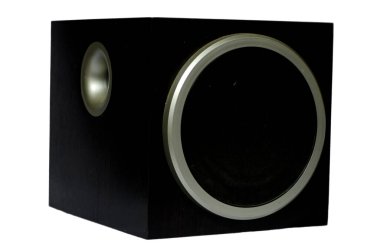 Siyah hoparlör beyaz bir arkaplanda izole edilmiş, kırpma yolu dahil.