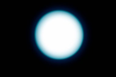 Siyah arka planda mavi ışık. Yakın plan. Doku.