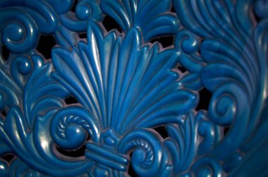 Bir vitrindeki mavi seramik çömleği kapat