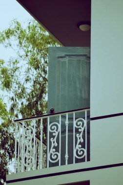 Modern apartmanda metal parmaklıklı balkon.