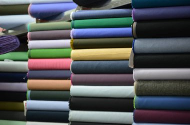 Tekstil dükkanında kumaş ruloları, yakın plan. Tekstil endüstrisi