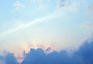 Bulutlu ve güneşli mavi gökyüzü. Güzel doğal arkaplan.