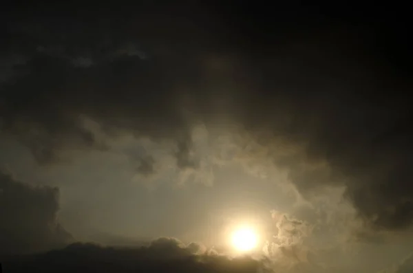 Večer Zapadá Obloha Mraky Přirozené Pozadí Sluneční Světlo — Stock fotografie