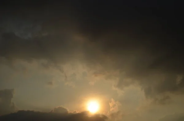 夕方には雲がついている夕日 自然の背景 サンライト — ストック写真