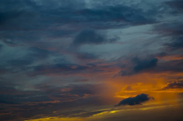 日没の雲でカラフルなドラマチックな空 スカイバック 日没に雲が降る空 — ストック写真