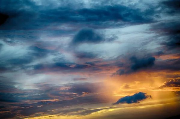 Cielo Colorato Drammatico Con Nuvole Tramonto Sullo Sfondo Cielo Cielo — Foto Stock