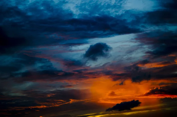 日没の雲でカラフルなドラマチックな空 スカイバック 日没に雲が降る空 — ストック写真