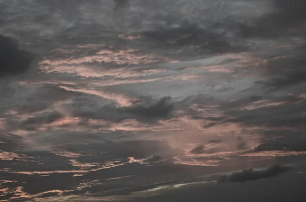 クラウドスケープ エルベ川近くのサンセットで着色された雲 — ストック写真