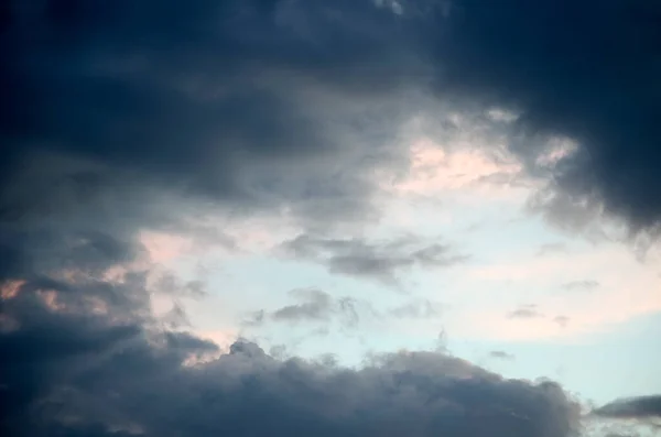 Cloudscape는 화려한 형태로 개발되었습니다 하늘은 아름다운 구름으로 가득합니다 — 스톡 사진