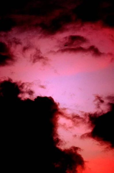 Nuvole Rosse Nere Nel Cielo Tramonto Sfondo Astratto — Foto Stock