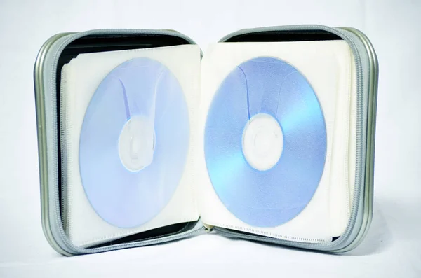 Két Kompakt Lemez Egy Fehér Hátterű Elszigetelt Dobozban — Stock Fotó