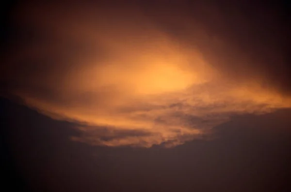 暗い雲と劇的な夕日空 抽象的な自然の背景 — ストック写真