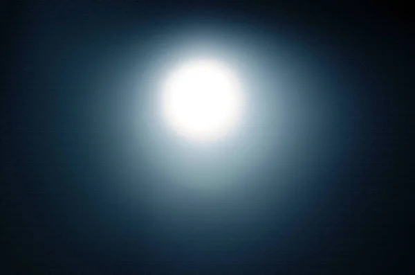 蓝色背景的月亮 太阳反射在镜片上 — 图库照片