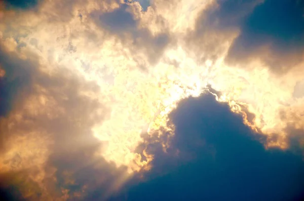 雲と太陽の光で日没する 自然の背景 — ストック写真