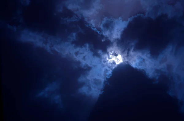 雲と月が雲に覆われている夜空 月は雲を通して輝く — ストック写真