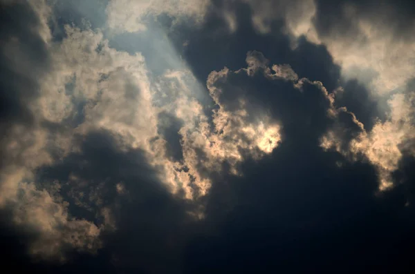 Cielo Drammatico Con Nuvole Scure Raggi Sole Sfondo Della Natura — Foto Stock
