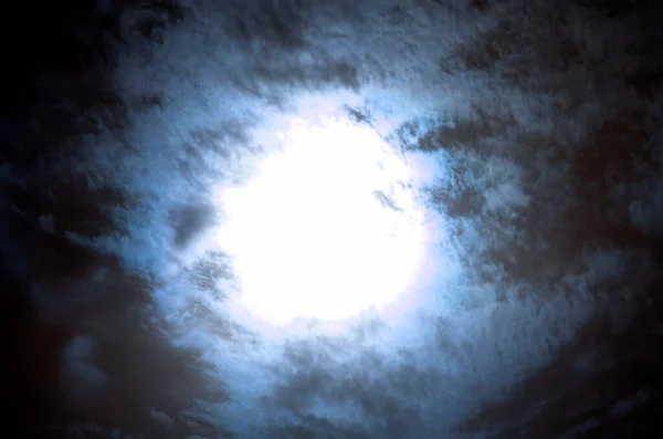 青空の雲の背後にある太陽 抽象的な背景 — ストック写真