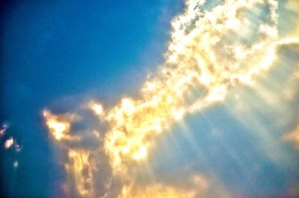 Niebo Chmurami Promieniami Słońca Piękne Niebo Chmurami Promieniami Słońca — Zdjęcie stockowe