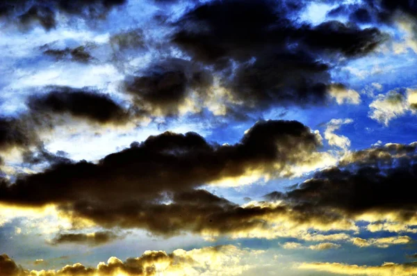Paesaggio Nuvoloso Nuvole Colorate Tramonto Vicino All Oceano Nel Cielo — Foto Stock