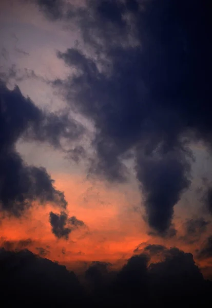 Felhőkép Színes Felhők Naplementekor Óceán Közelében Háttér — Stock Fotó