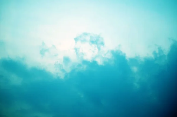 小さな雲でブルースカイバック 小さな雲を持つ青い空の背景 — ストック写真