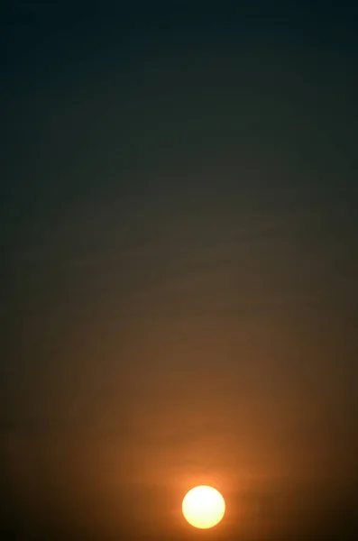 サンセットスカイバック 雲と太陽で日没する 雲と太陽がついた夕日空 — ストック写真