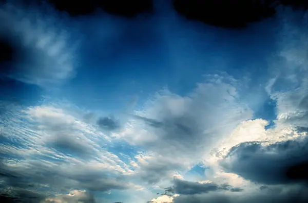 하늘의 배경으로 근처의 일몰에 클라우드 — 스톡 사진