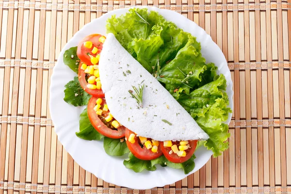 Tapioka Oder Beiju Mit Gemüse Tomaten Rucola Mais Salat Auf — Stockfoto